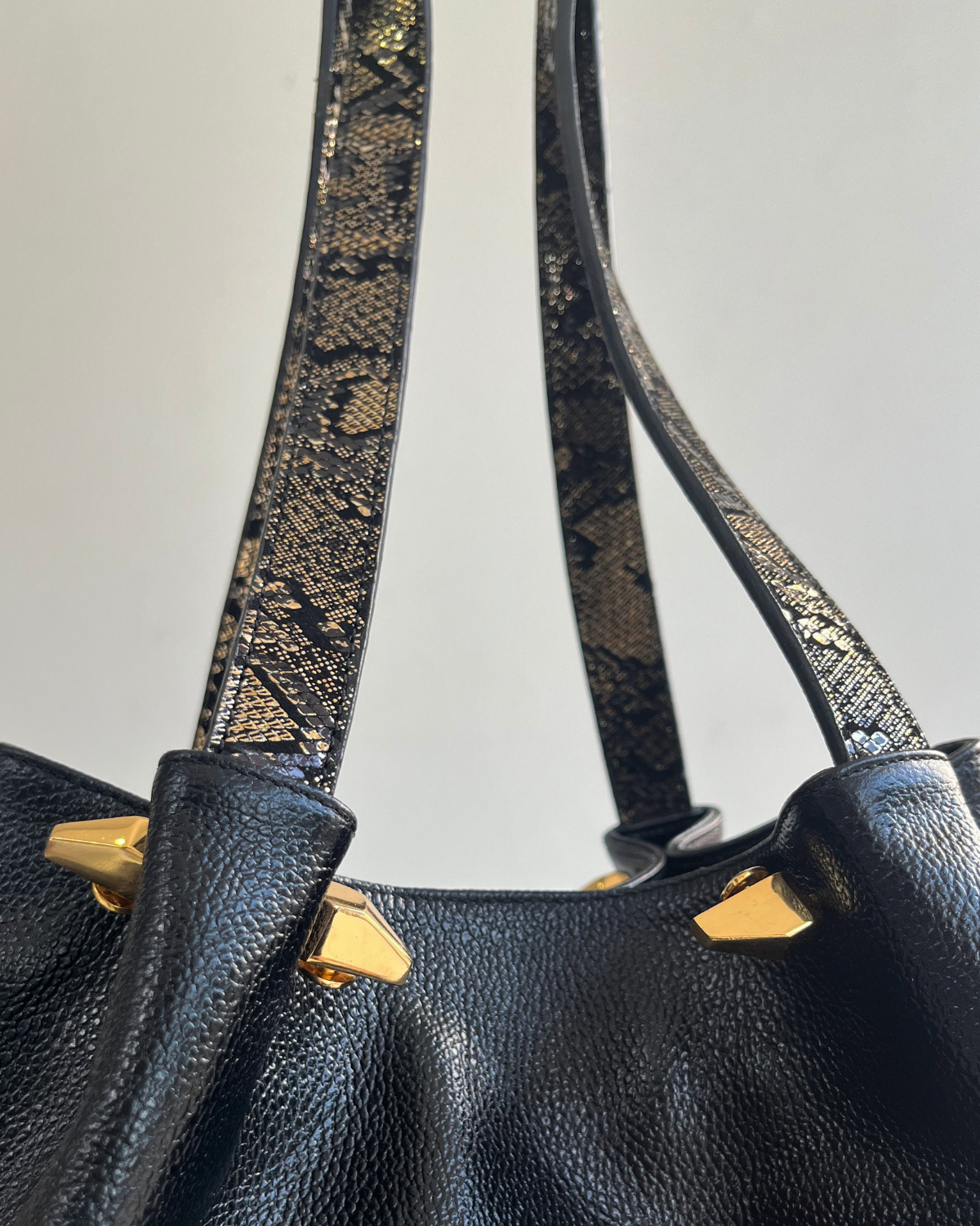 Cartera Gloria Serrano con manija en animal print dorado